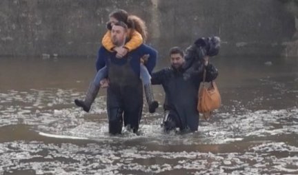 TEŠKO VREME RODILO HEROJA: Marko Arsić noć i dan pomaže poplavljenim sugrađanima, NIKOG NIJE NA CEDILU OSTAVIO/VIDEO/