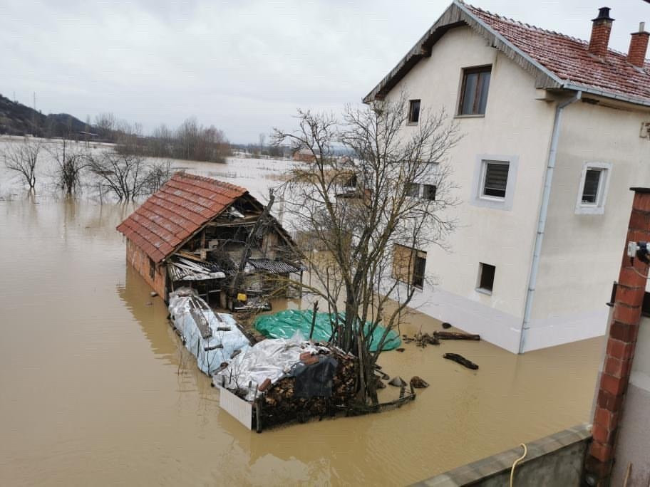 PLJUSAK PONOVO ZAHVATIO JUG Očekuje se i do 50 mm kiše, nove bujice i poplave! Nema sumnje - pred Srbijom je još jedna besana noć