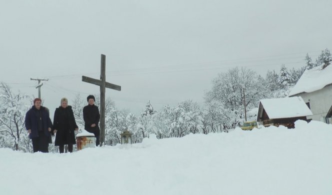 U dvorištu porodične kuće nalaze se OSTACI VELIKE SVETINJE koju su TURCI ZAPALILI! Vernici svraćaju da se POMOLE, a četiri sestre ispunjavaju OČEV AMANET! /Foto/