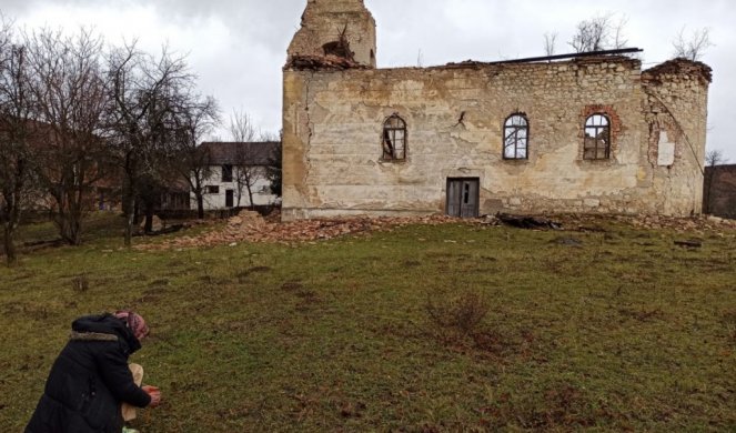 POTRESNA SCENA ISPRED RAZRUŠENE CRKVE U PETRINJI! Baka u suzama pali sveće: Mnogo toga smo izgubili, ali VERU U GOSPODA NE SMEMO! /FOTO/