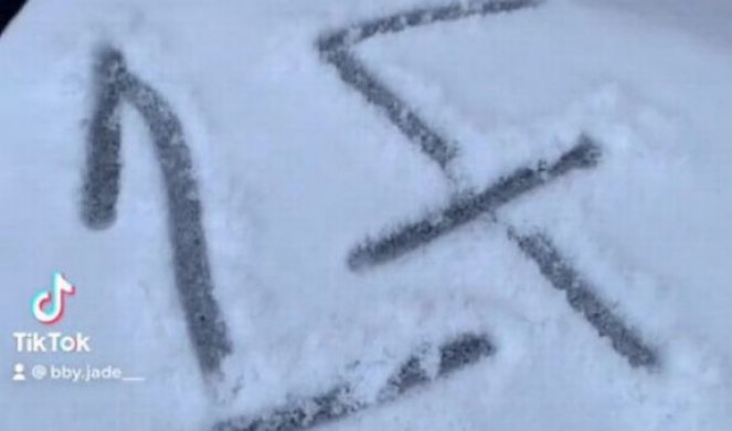 Žena u snegu ispred kuće zatekla poruku od jednog slova i jednog broja: Kada je otkrila šta znači, ZALEDILA SE