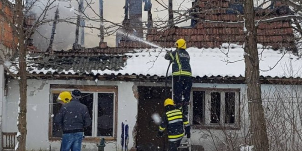 STARAC NASTRADAO U POŽARU: U selu Luka kod Bora izgorela kuća, povrede na telu OTKRILE UZROK SMRTI DOMAĆINA