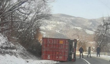 PAŽNJA, NA PUTU SE PREVRNUO ŠLEPER: Vozilo sa crnogorskim tablicama leži na boku kod Brodareva, SAOBRAĆAJ USPOREN