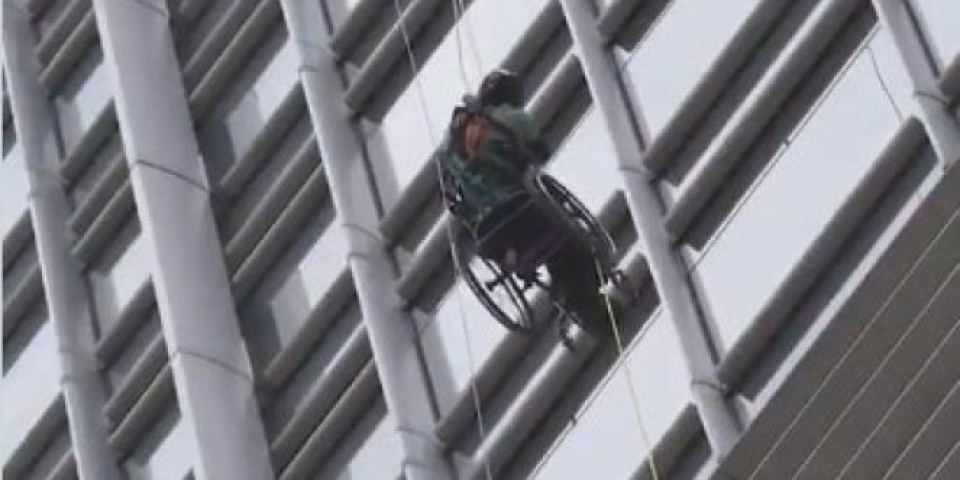 BRAVO, SVAKA ČAST! Ovo je prvi čovek koji se u invalidskim kolicima popeo pomoću sajle na soliter visok 250 metara, A MOTIV JE MNOGE RASPLAKAO! /VIDEO/