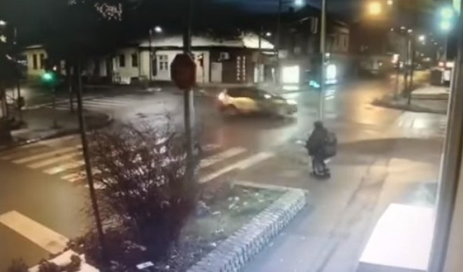 FRAS! Majka držala dete u naručju na semaforu, a onda su se automobili ZAKUCALI JEDAN U DRUGI! Pogledajte FILMSKU SCENU! /VIDEO/