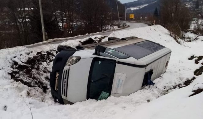 UŽASAN PRIZOR NA PUTU KOD UŽICA: Prevrnuo se mini bus, još se utvrđuje kako je vozač VOŽNJU ZAVRŠIO U JARKU