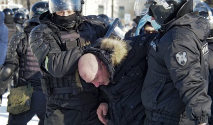 PROTESTI ŠIROM RUSIJE! Traže puštanje NAVALJANOG, više od 170 uhapšenih u 25 gradova! /VIDEO/