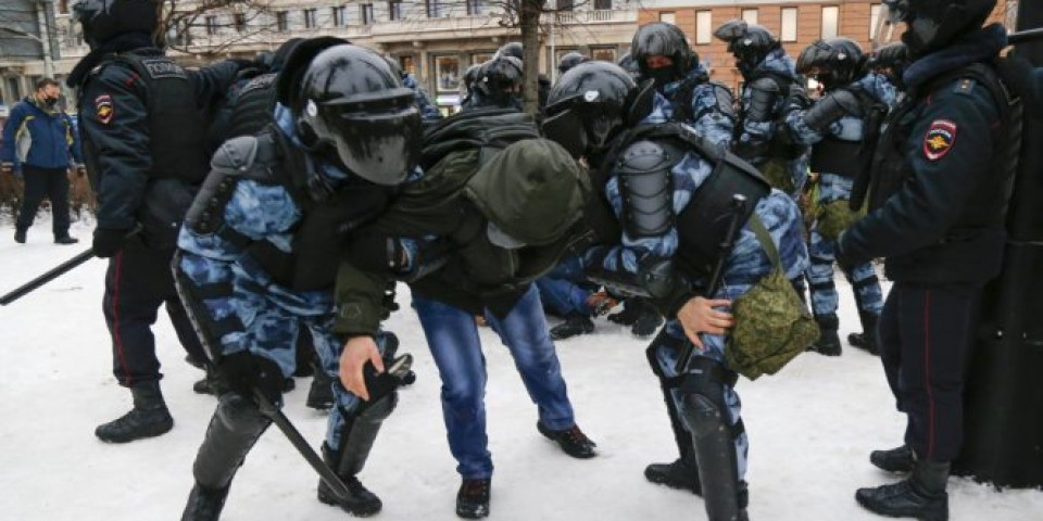HAOS U MOSKVI NA PROTESTU PODRŠKE NAVALJNOM! Policija tuče i hapsi, privedeno voše od 1.000 ljudi, među njima i supruga ruskog opozicionara! /FOTO, VIDEO/