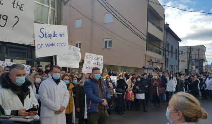 PREKINITE LOV NA BELE MANTILE! Održana protestna šetnja zdravstvenih radnika u Severnoj Mitrovici!