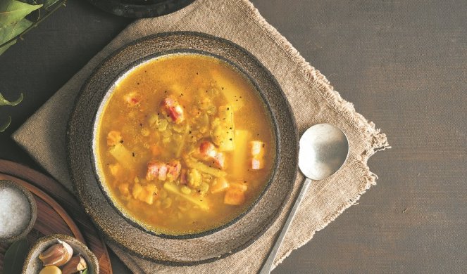 Čorbast GRAŠAK PO STARINSKI, sa suvim REBRIMA! Ko mu može ODOLETI? /RECEPT/