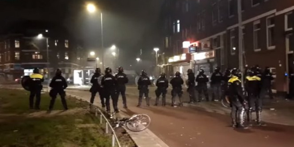 HOLANDSKI SUD NA STRANI DEMONSTRANATA! Naređeno vladi da UKINE policijski čas!