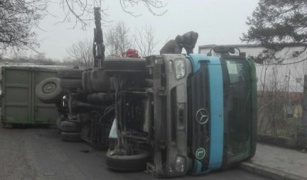 HOROR NA KARABURMI: Prevrnuo se teško natovareni kamion, u Ulici Vuka Vrčeviča ZAUSTAVLJEN SAOBRAĆAJ/FOTO/
