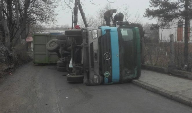 TEŠKA NESREĆA NA AUTO-PUTU! Prevrnuo se šleper pun peska, vozač hitno prebačen u KC Niš na odeljenje reanimacije!