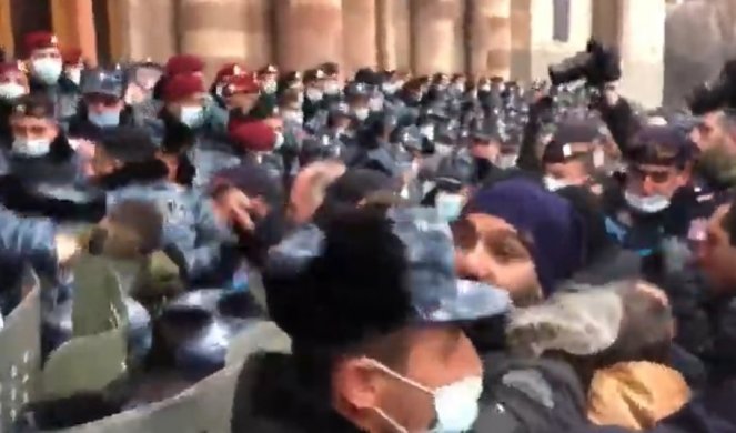 HAOS U JEREVANU! Sukobi sa policijom,demonstranti pokušavaju da ZAUZMU zgradu Tužilaštva i vlade! /VIDEO/