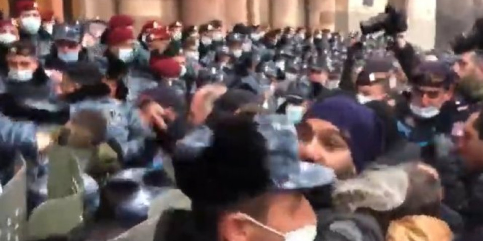 HAOS U JEREVANU! Sukobi sa policijom,demonstranti pokušavaju da ZAUZMU zgradu Tužilaštva i vlade! /VIDEO/