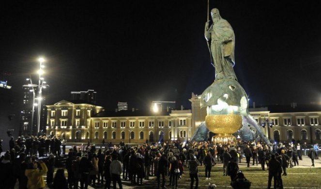 CELA SRBIJA SE SMEJE, ali i PLAČE! Slikala se ispred SPOMENIKA STEFANU NEMANJI i postala VIRALNA - pogledajte šta je DEVOJKA URADILA! /FOTO/