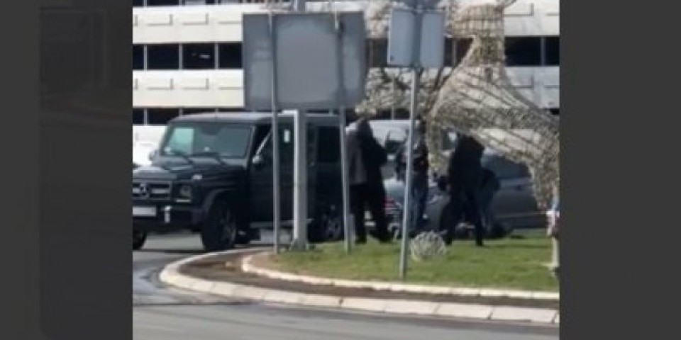 SNIMAK SA AERODROMA Pogledajte kako je "pao" Velja Nevolja, PRIVEDENO I NJEGOVO OBEZBEĐENJE KOJE GA JE DOČEKALO /VIDEO/