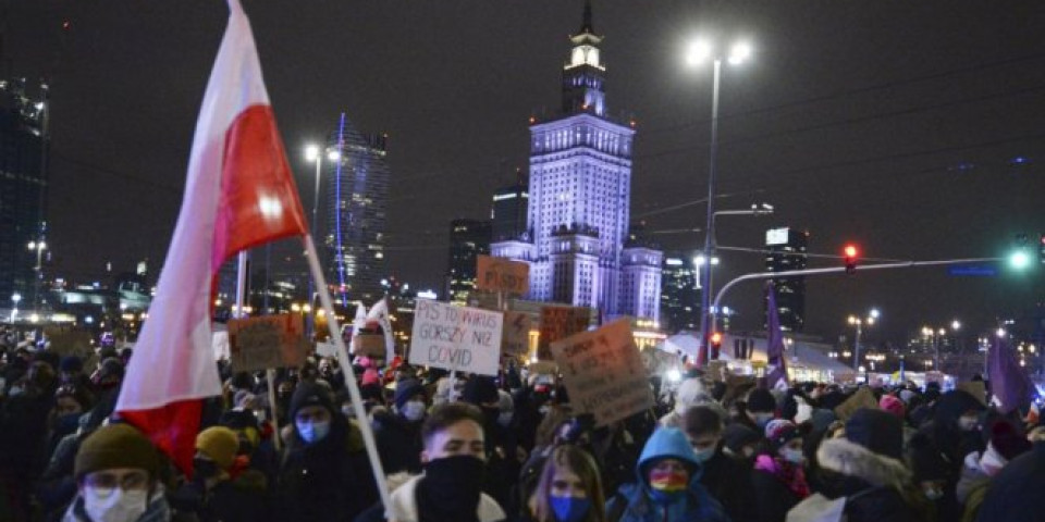 POLJSKA NASTAVLJA HAJKU PROTIV RUSA! Tvrde da je ruski konzul ŠIRIO KORONAVIRUS!