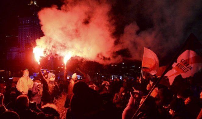 POLJSKA KLJUČA TREĆI DAN ZAREDOM! Hiljade protestuju protiv zabrane abortusa! /FOTO/