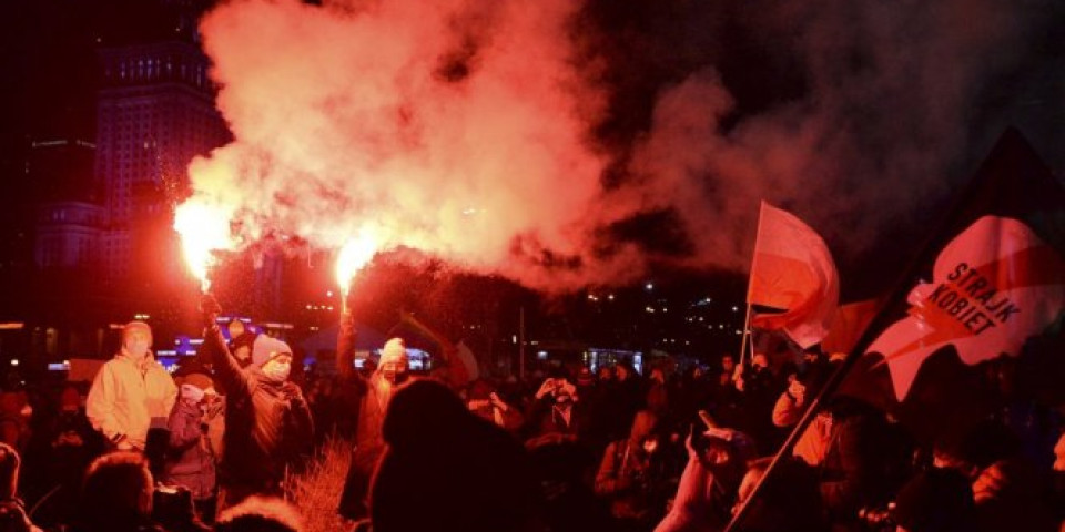 POLJSKA KLJUČA TREĆI DAN ZAREDOM! Hiljade protestuju protiv zabrane abortusa! /FOTO/