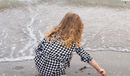 Devojčica šetala sa roditeljima na plaži, pa ugledala nešto neobično: Sliku su pokazali naučnicima koji su bili zatečeni kada su shvatili o čemu je reč