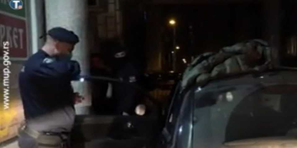 POLICIJA U BEOGRADU ZAUSTAVILA AUTOMOBIL zbog prolaska na crveno svetlo, a prilikom pretresa u vozilu pronašli nešto ŠTO NISU OČEKIVALI! /Video/