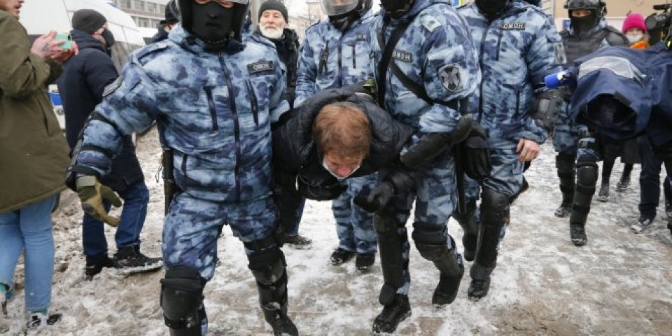 PRISTALICE NAVALJNOG NA ULICI! Počela hapšenja u ruskim gradovima /video/