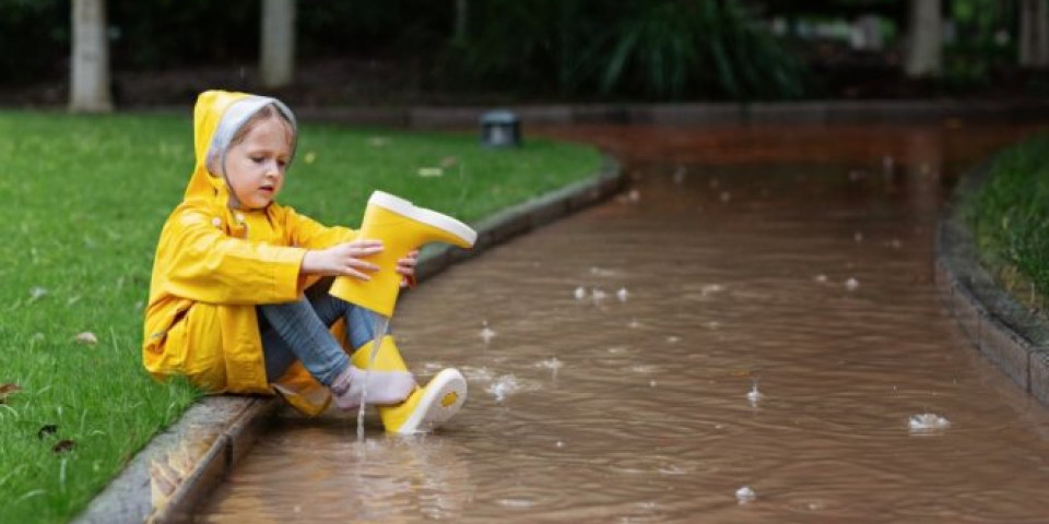 UPOZORENJE ZA RODITELJE! Dnevni boravak na Novom Beogradu radi na divlje – decu izbacili na kišu, inspekcija nije mogla da uđe!