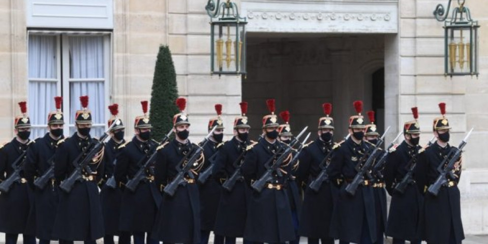 SVE JE SPREMNO ZA VUČIĆEV DOLAZAK! Makron pripremio svečani doček za predsednika Srbije ispred Jelisejske palate! Foto/Video