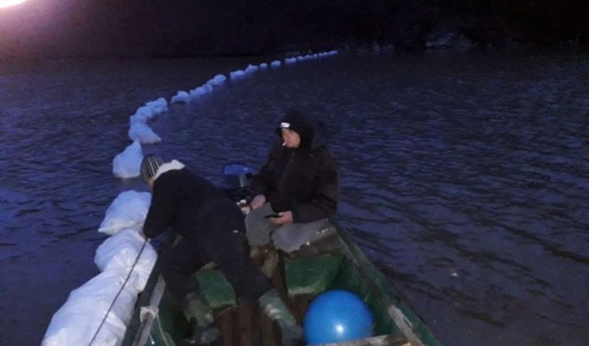 DOBIJENA EKOLOŠKA BITKA NA JEZERU ĆELIJE! Bujice nanele tone otpada, zahvaljući zaštitnoj barijeri ZAGAĐENJE ZASUTAVLJENO I UKLONJENO!