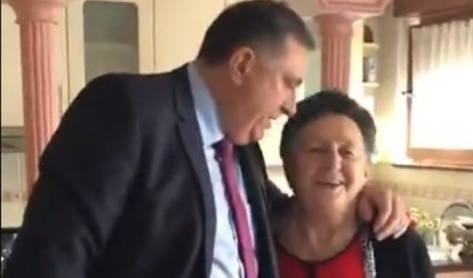 KAD NAŠA BAŠTA SVA OZELENI, NADAJ SE MAJKO MENI! Dodik se vratio kući, pa zapevao sa majkom! /VIDEO/