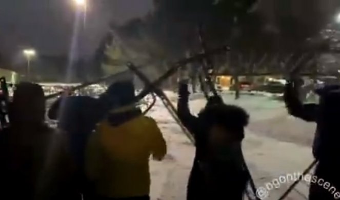 HAOS U AMERICI! Policajci devojčicu (9) vezali lisicama i prskali biber sprejom, demonstranti ruše barikade! /VIDEO/
