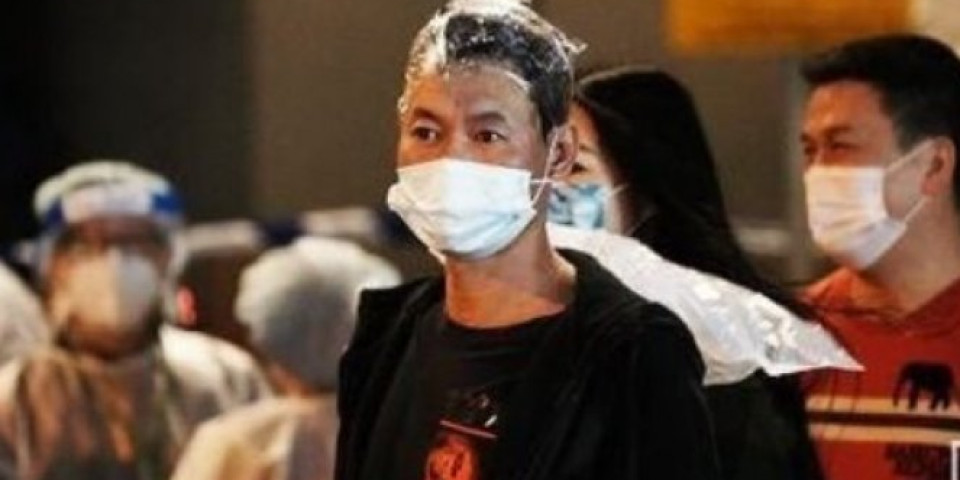 POLICIJA IH IZVODI IZ SALONA USRED FARBANJA! U Hongkongu vrše PREPADE kako bi PRIMORALI ljude da se testiraju na koronu! /FOTO/