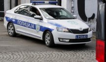 MANIJAK UZNEMIRAVAO MALOLETNICE U AUTOBUSU, POTOM UDARIO ŠAMAR MLADIĆU! Hitno reagovala policija!