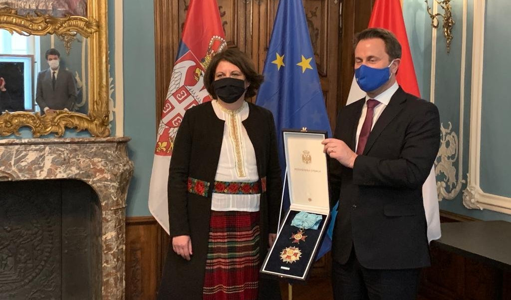 BETEL DOBIO ORDEN REPUBLIKE SRBIJE NA LENTI! Premijeru Luksemburga odlikovanje uručila srpska ambasadorka! /FOTO/