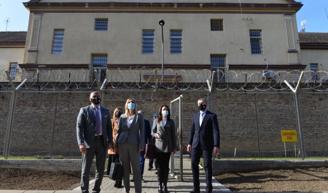 Ministarka pravde posetila zatvor u Sremskoj Mitrovici: Ispunjeni apsolutno svi evropski standardi! /FOTO/