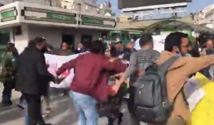 ULICE PRIPADAJU NARODU! Demonstranti PROBILI KORDON policije u Tunisu! /VIDEO/