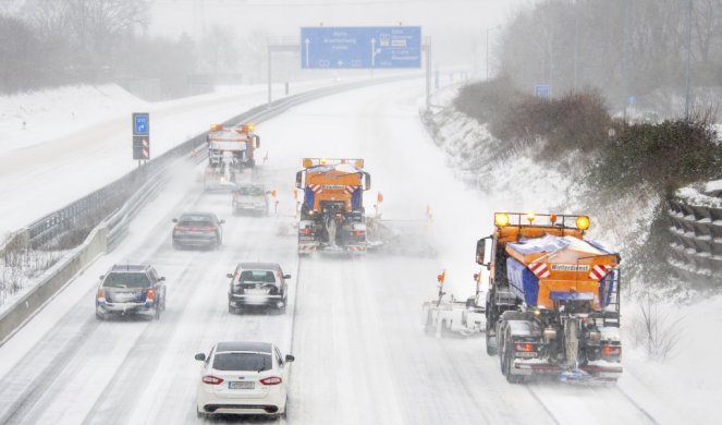 KOLAPS U NEMAČKOJ! Zbog snežne stali vozovi,mnogo saobraćajki