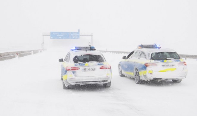 SNEŽNI KOLAPS U NEMAČKOJ! Vozači proveli noć na autouputu, teretnjaci napravil haos, policija podnela 300 prijava! /VIDEO/