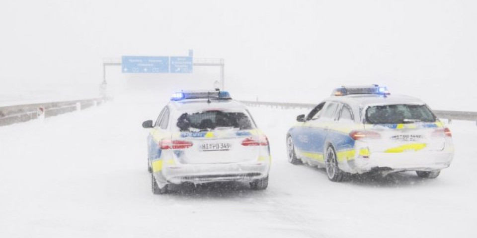 SNEŽNI KOLAPS U NEMAČKOJ! Vozači proveli noć na autouputu, teretnjaci napravil haos, policija podnela 300 prijava! /VIDEO/