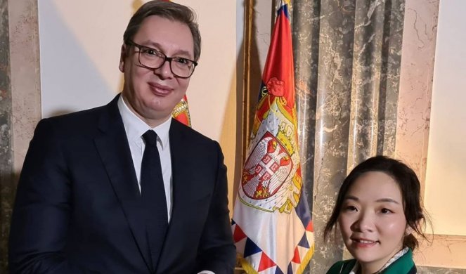 ZA KINESKU PUBLIKU SAM RECITOVAO PESMU DESANKE MAKSIMOVIĆ! Vučić na Instagramu objavio fotogafiju sa novinarkom Ying Zhang! /Foto/