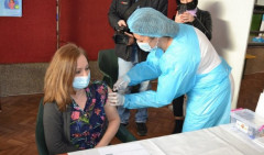 KORONA GUBI BITKU! Čarapani krenuli u masovnu imunizaciju, gradonačelnica prva primila vakcinu