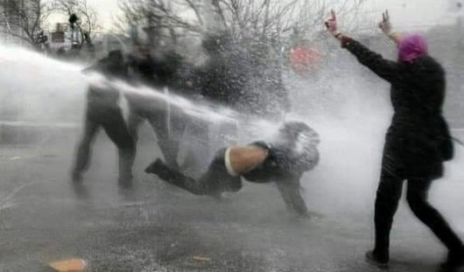 PRKOSE VOJNOJ HUNTI U MJANMARU! Policija pokušava da razbije skup vodenim topovima i pucnjavom iz VATRENOG ORUŽJA! /VIDEO/