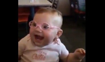 Bebi su prvi put stavili naočare da jasno vidi, a njena reakcija OBIŠLA JE SVET I OSTAVILA MILIONE BEZ REČI