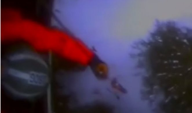 PRAVIO SE DA JE MRTAV, SPAŠAVALI GA HELIKOPTEROM! Skijaša izujedala mečka koju je slučajno PROBUDIO! /VIDEO/