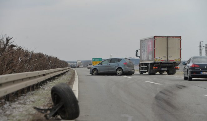 SMRSKANI AUTOMOBILI PREPREČILI AUTOPUT! U nesreći kod Inđije oba vozila potpuno uništena!/FOTO/