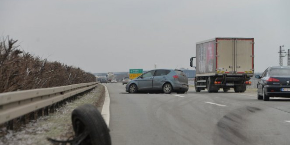 SMRSKANI AUTOMOBILI PREPREČILI AUTOPUT! U nesreći kod Inđije oba vozila potpuno uništena!/FOTO/