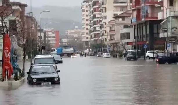 ALBANIJA POD VODOM! Velike poplave u Skadru i Valoni, vojska evakuiše stanovništvo! /VIDEO/