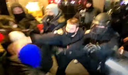 HAOS U NJUJORKU! Tuča demonstranata i policije! /VIDEO/