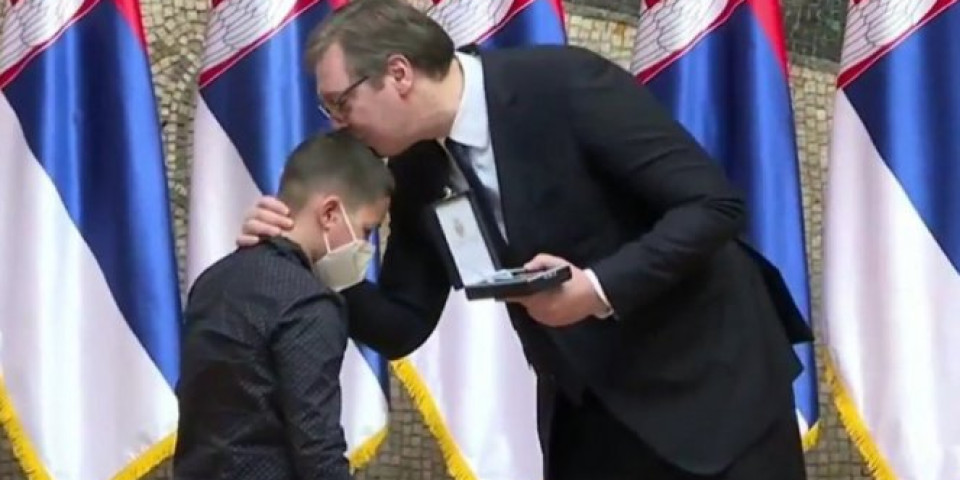 DIRLJIV MOMENAT NA CEREMONIJI DODELE ORDENJA! Vučić malom Urošu uručio odlikovanje za preminulog oca i poljubio ga u glavu! /Foto/